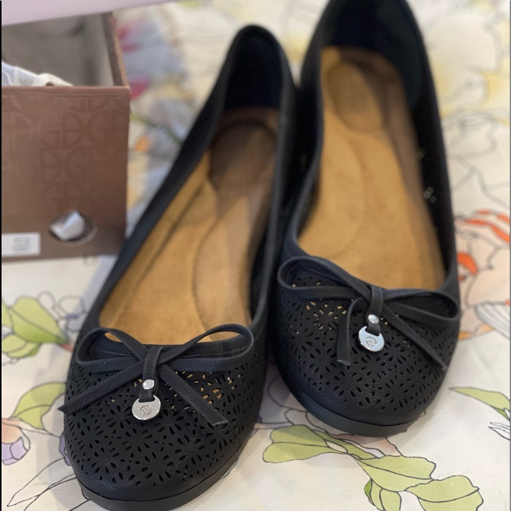 Giani Bernini Memory Foam Flats - size 8 1/2 - color Black